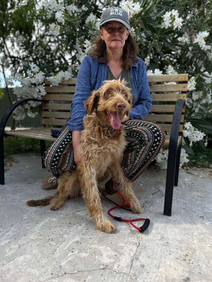 Maria José, fundadora do Cantinho da Esperança, com um dos cães resgatados